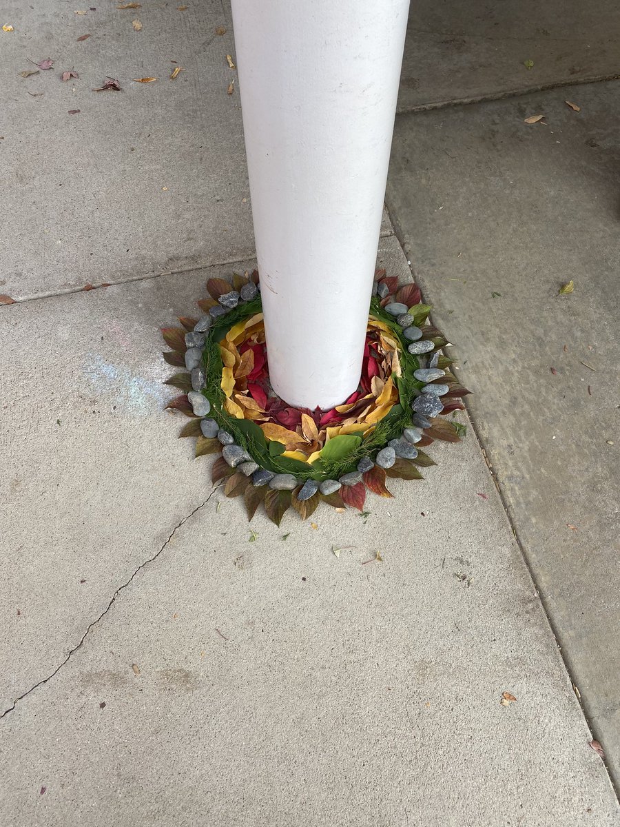 BCDSchoolNews's tweet image. MS Visual Art class has been busy dressing up campus in the Andy Goldsworthy tradition. #andygoldsworthy #ibarts #middleschool #campus #fallinboulder