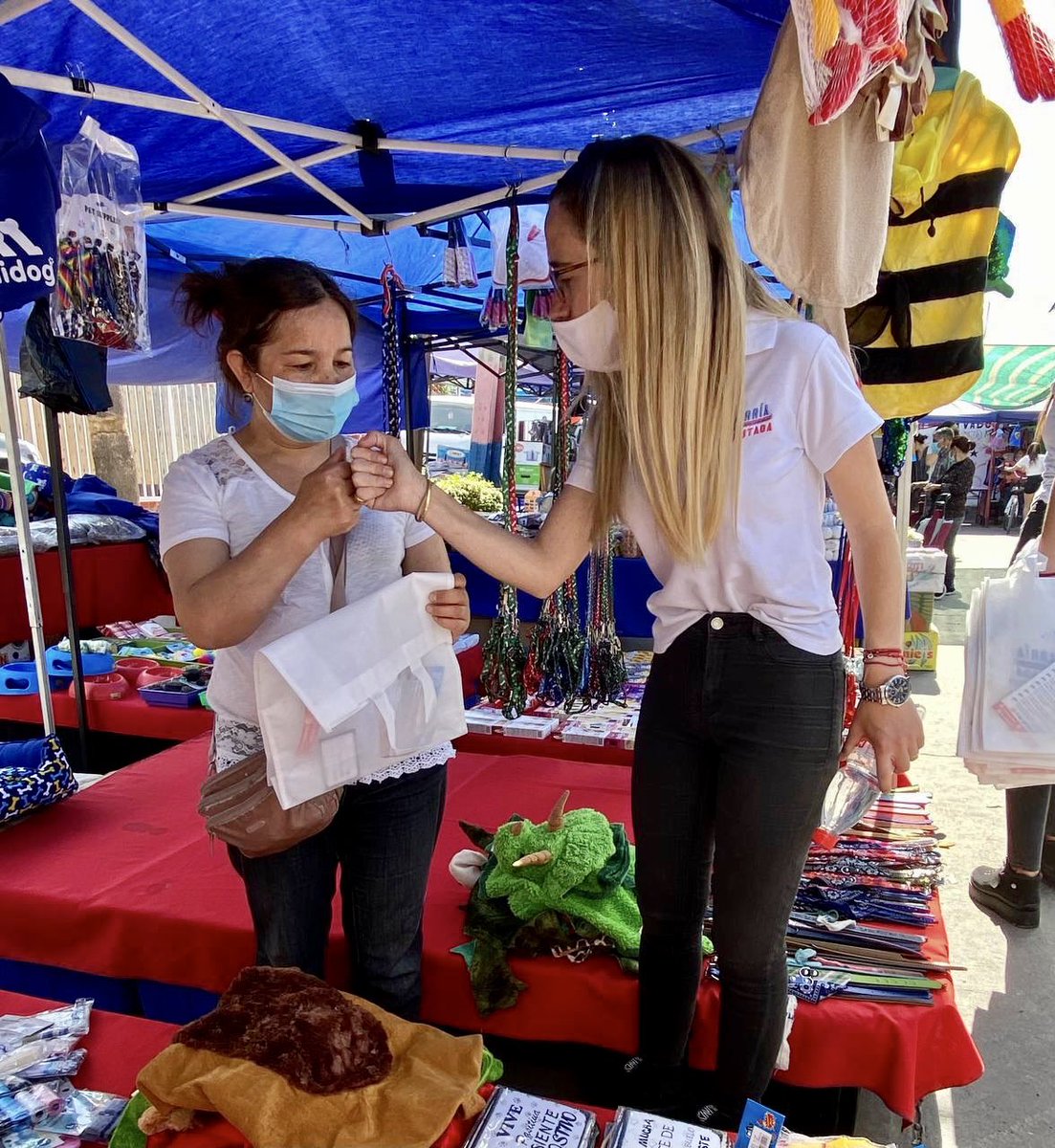 cataolavarria's tweet photo. ¡Compartiendo con los emprendedores de la feria 2 de #Quilicura! Vamos a necesitar de ellos para sacar el país adelante.
Frutas y verduras frescas, de buena calidad y precio. 100% recomendada.
#TúSíMeImportas #AA62 #Distrito8 https://t.co/yR5aXafydz