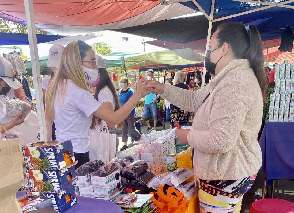 ¡Compartiendo con los emprendedores de la feria 2 de #Quilicura! Vamos a necesitar de ellos para sacar el país adelante. 

Frutas y verduras frescas, de buena calidad y precio. 100% recomendada. 

#TúSíMeImportas #AA62 #Distrito8