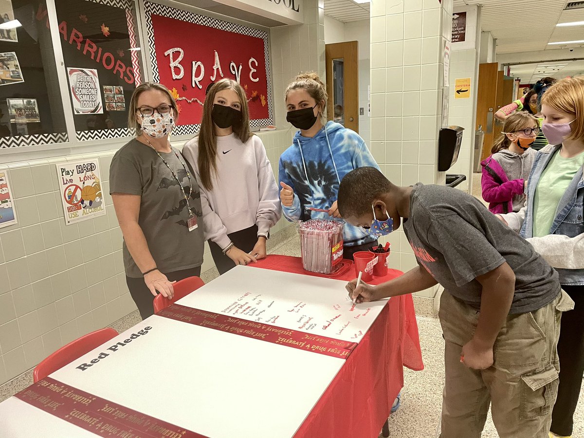 ❤️ Red Ribbon Week in EFMS! Officer McBride educating students are the dangers of drugs &amp; alcohol and students signing the Red Pledge. ❤️<a href="/DrToddKeruskin/">Dr. Todd Keruskin</a> <a href="/MrChairge/">CJ Chairge</a>