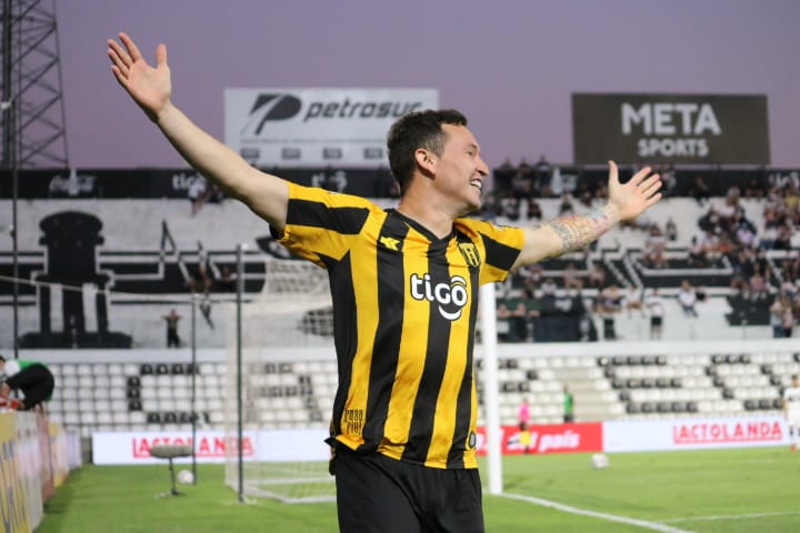 nisseiparaguay's tweet photo. ¡Sorteamos una remera autografiada por La Fiera! 🐅
Hacé RT de este tweet, comentando quién te hizo hincha de Guaraní 💛🖤
El sorteo será en vivo, el jueves 28OCT a las 16Hs, en nuestro Instagram @nisseioficial 😎

#VamosAborigen #Lafiera #Guaraní #ComprasNissei #NisseiAsunción https://t.co/VwckfqEkya