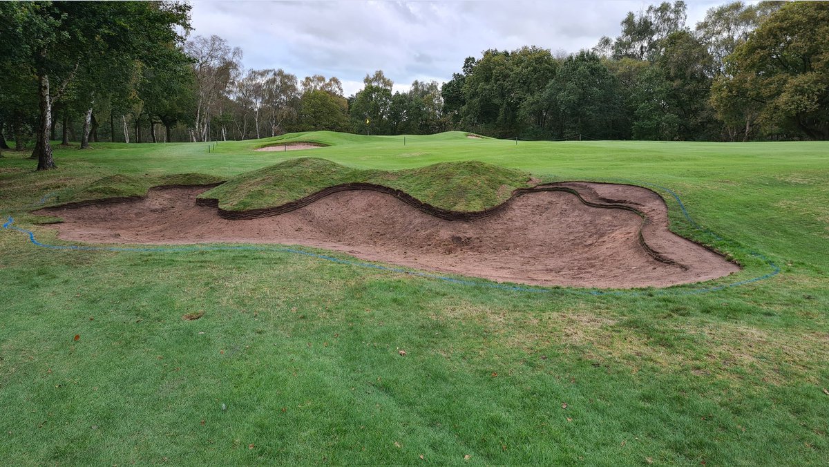 SandiwayGreens's tweet photo. Another one just about boxed off before the rain. Reinstatement of an original. π Team https://t.co/jpz3dNyqgY