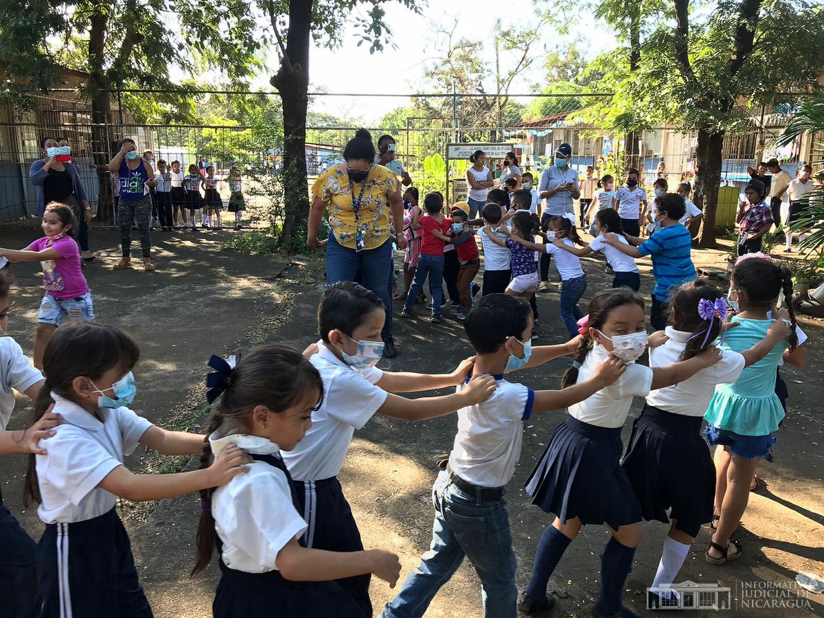 InformativoJud1's tweet photo. #InformativoJudNic| Jóvenes trabajadores del Poder Judicial, realizaron tarde reactiva con niños y niñas del centro educativo Villa Venezuela, ubicado en el distrito 7 de #Managua, como forma de restitución de derechos.  ✊⚖️🇳🇮🪅👧

#Nicaragua
#26Octubre https://t.co/oFApTEyyga