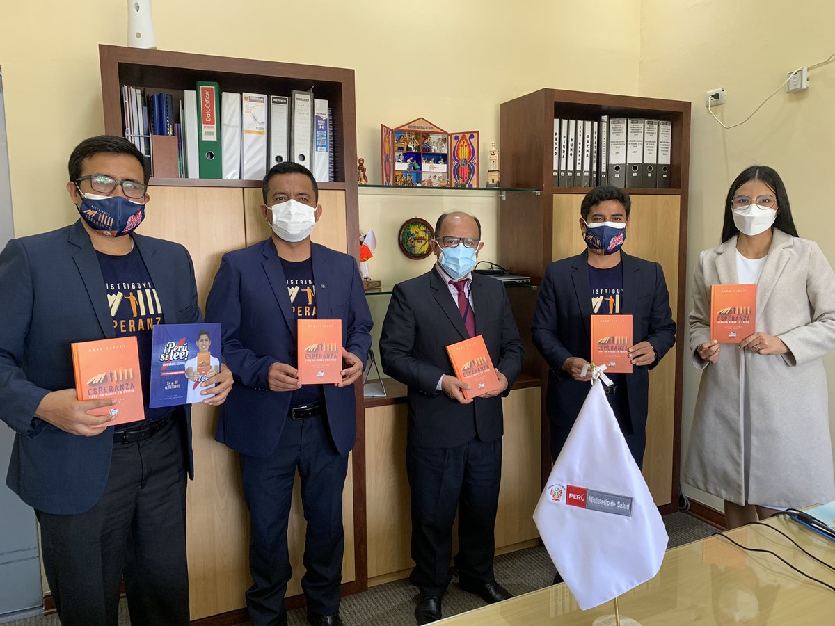 AdventistaMiCOP's tweet photo. Dr. Augusto Tarazona, ViceMinistro de Salud del Perú 🇵🇪  en el área de Prestaciones recibe el libro “Esperanza para un mundo en crisis” en el marco de la campaña de lectura #PerúSiLee #ImpactoEsperanza @Minsa_Peru https://t.co/NzBwSubRxv