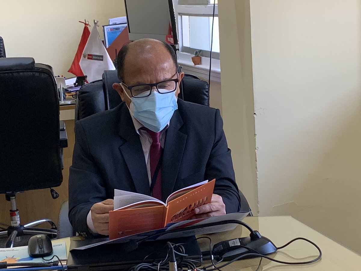 AdventistaMiCOP's tweet photo. Dr. Augusto Tarazona, ViceMinistro de Salud del Perú 🇵🇪  en el área de Prestaciones recibe el libro “Esperanza para un mundo en crisis” en el marco de la campaña de lectura #PerúSiLee #ImpactoEsperanza @Minsa_Peru https://t.co/NzBwSubRxv