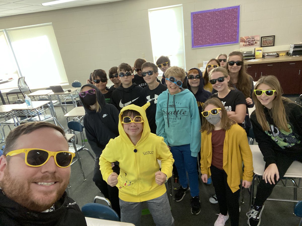 MrJuzwikWMS's tweet photo. Wearing our shades and coordinating our outfits for Red Ribbon Week! #wearewms https://t.co/RhURtAd1ll