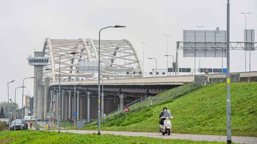 Compass_CIUK's tweet photo. Compass places the first bamboo fixtures on the public road. We provide a CE mark and guaranteed ourselves that the biobased fixtures meet all the requirements of Rijkswaterstaat.
Read more on https://t.co/st3dLeYWuY https://t.co/1xwjnOIXPe