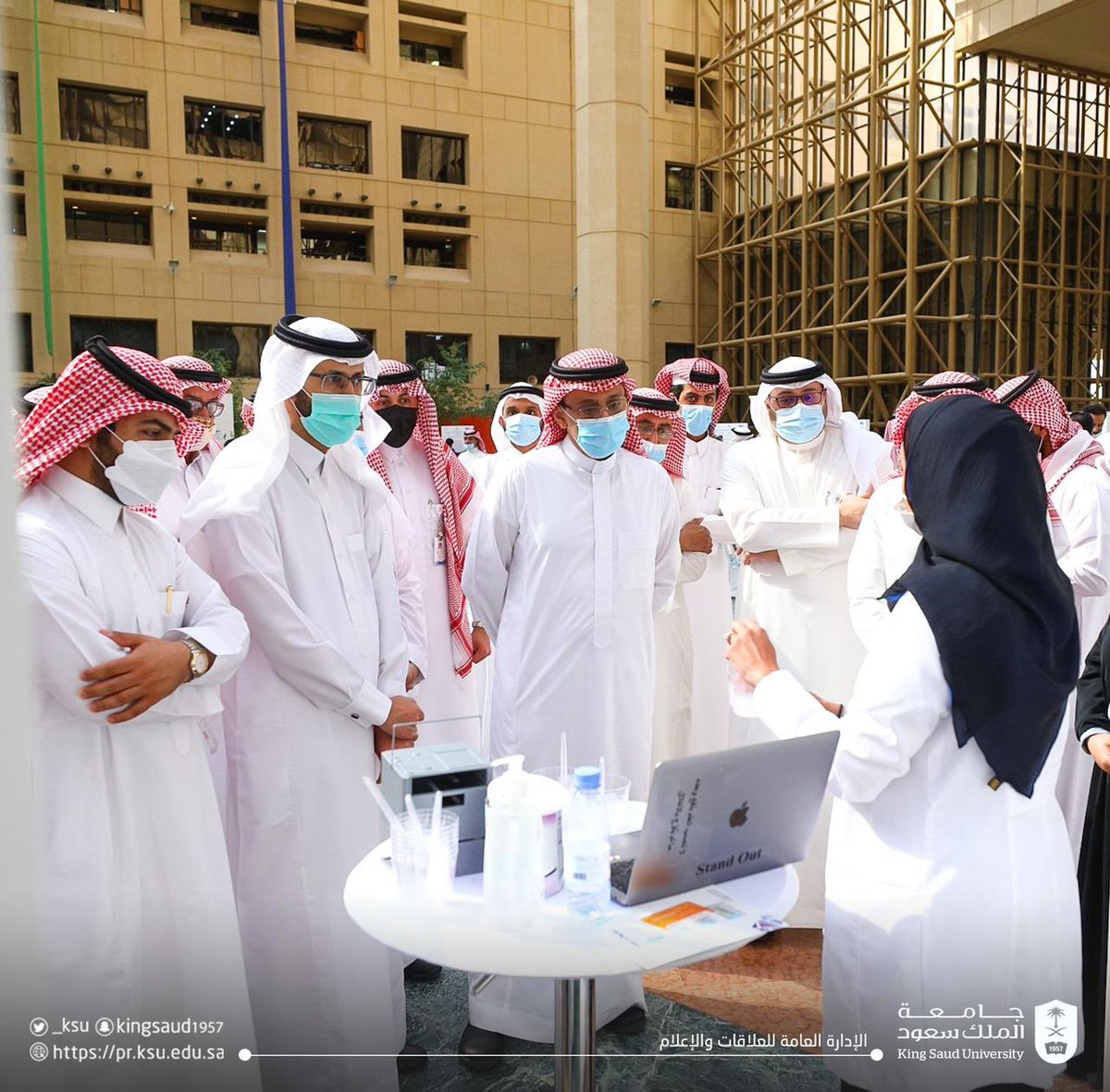 بمشاركة 52 براءة اختراع، وبتنظيم من معهد ريادة الأعمال بالجامعة بالشراكة مع هيئة الغذاء والدواء ..

أُقيم معرض الأجهزة الطبية المبتكرة في #جامعة_الملك_سعود، برعاية وتشريف معالي رئيس الجامعة، ومعالي الرئيس التنفيذي للهيئة العامة للغذاء والدواء.