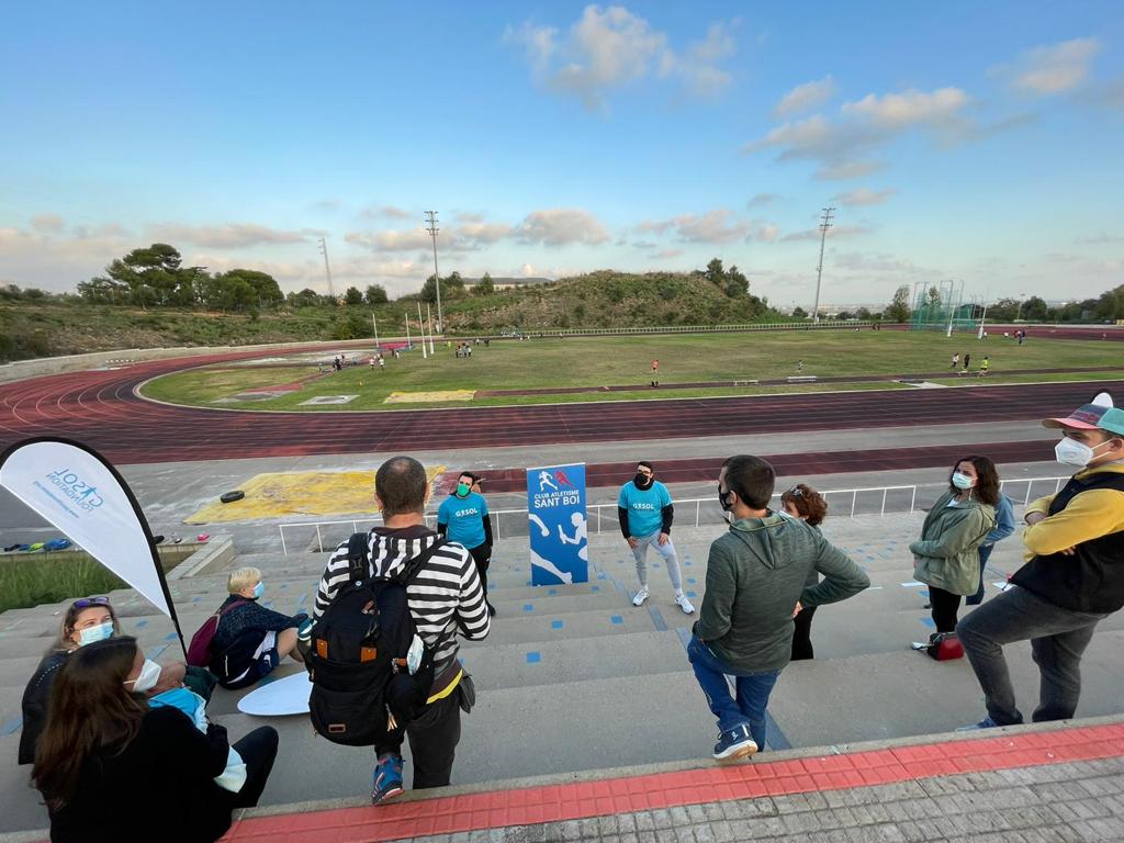 danielmatluq's tweet photo. Las familias son uno de los agentes claves para promocionar los hábitos saludables en lxs #atletas.
En el Taller Familiar de #CoachXLaSalud en la pista del @CASantBoi escuchamos, compartimos y reflexionamos sobre como trabajamos la salud en nuestras casas. @GasolFoundation https://t.co/hblSveJJVC