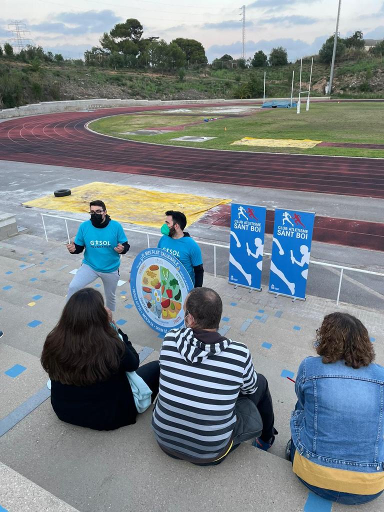 danielmatluq's tweet photo. Las familias son uno de los agentes claves para promocionar los hábitos saludables en lxs #atletas.
En el Taller Familiar de #CoachXLaSalud en la pista del @CASantBoi escuchamos, compartimos y reflexionamos sobre como trabajamos la salud en nuestras casas. @GasolFoundation https://t.co/hblSveJJVC