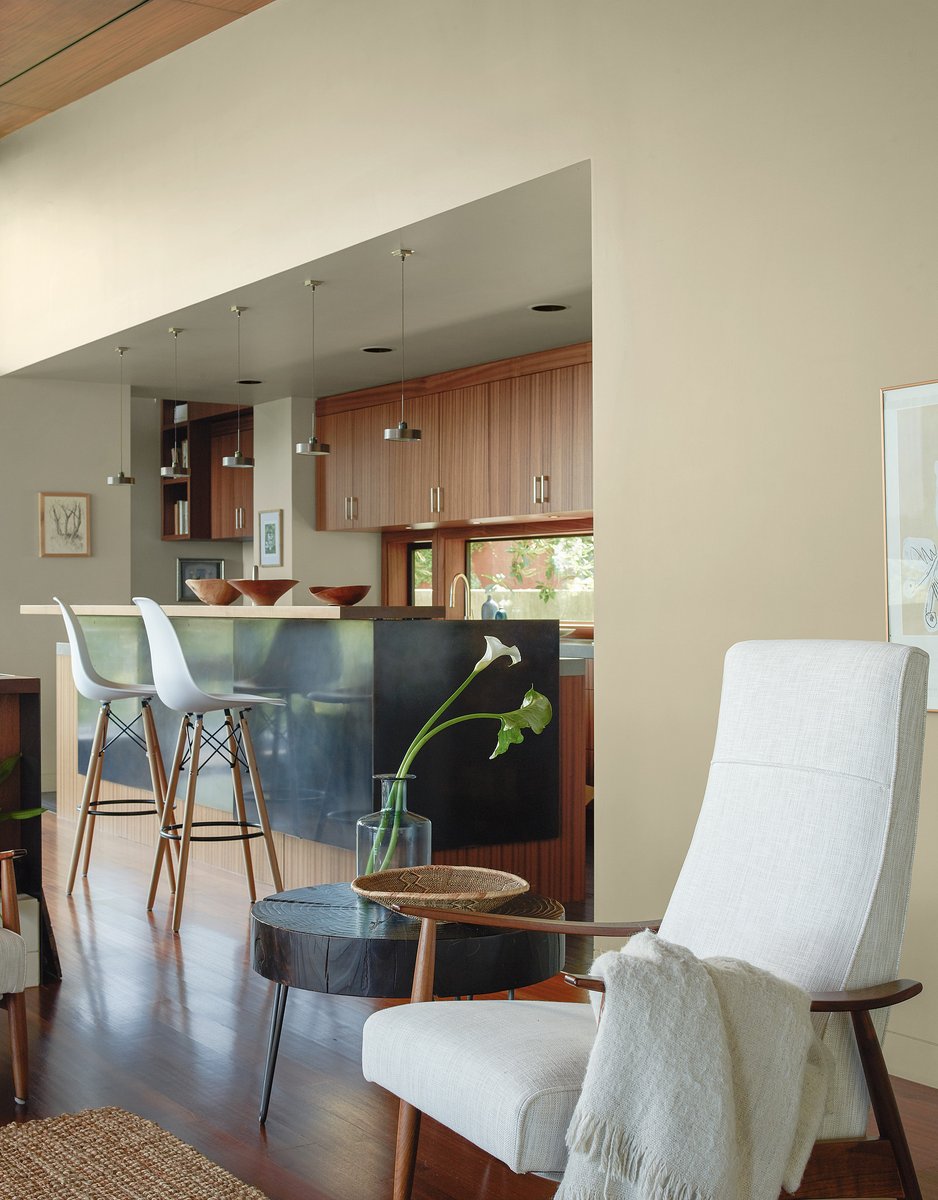 noco_paint's tweet photo. Take neutral to the next level with Jute AF-80, a sleek taupe that brings modern style to any design. Alongside a bold, Black 2132-10-painted door and wooden furnishings, this open concept home thinks outside the living room. #BenjaminMoorePaint #BenjaminMoore https://t.co/EQIjxg1sE4