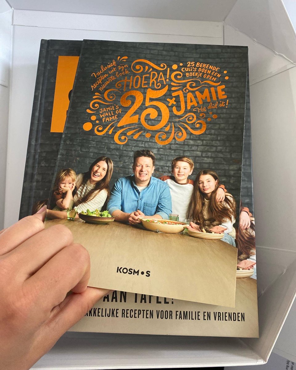 Post van <a href="/jamieoliver/">Jamie Oliver</a> ☀️🤸‍♂️

Zijn nieuwe kookboek Samen Eten is uit, en ik mocht met een interview in de special van zijn boek 😃

Congrats Jamie! 👏
En thanks @Kosmosuitgevers <a href="/Kosmos_Food/">Kosmos Food</a> 🙌

#SamenEten #JamieOliver