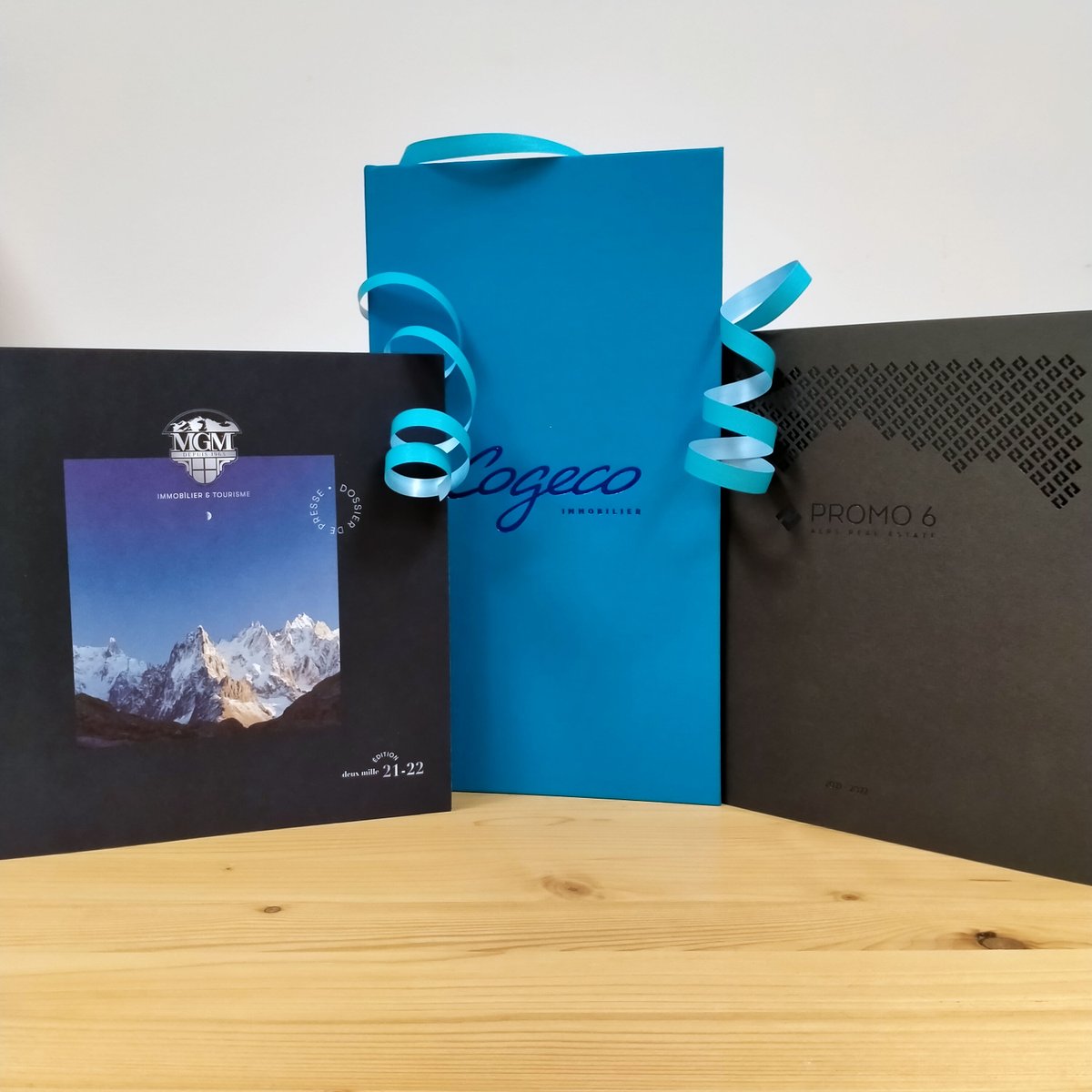 Les #dossiersdepresse de nos clients #immobilier de prestige en montagne, sont arrivés à l’agence 🤩 Une belle valorisation de leur savoir-faire.

À découvrir en ligne▶️<a href="/MGMconstructeur/">MGM Constructeur</a>  bit.ly/3GqxlgU l COGECO bit.ly/3B9KEP2 l Promo 6 bit.ly/3bezg9W