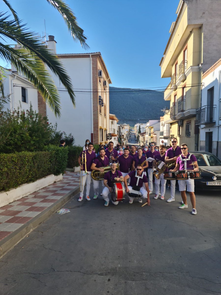 El_Movidon's tweet photo. Algunas fotos del pasado sábado 23! Estuvimos amenizando la Marcha Popular del Cáncer de mama 😉

#charanga #charangaelmovidon #cancerdemama #jaen #jaenparaisointerior #marchingband #pasacalles #band #brassband #trumpet #drums #charangas #music https://t.co/CWXd2tLq0D