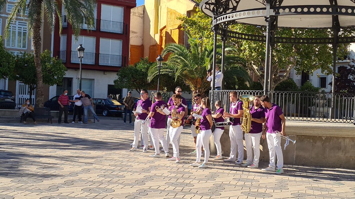 El_Movidon's tweet photo. Algunas fotos del pasado sábado 23! Estuvimos amenizando la Marcha Popular del Cáncer de mama 😉

#charanga #charangaelmovidon #cancerdemama #jaen #jaenparaisointerior #marchingband #pasacalles #band #brassband #trumpet #drums #charangas #music https://t.co/CWXd2tLq0D