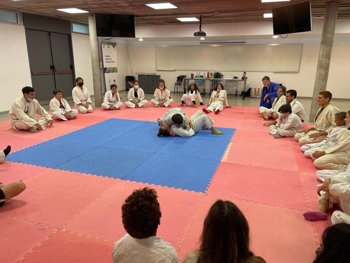 gurisesunidos's tweet photo. ¡Nuestros pequeños y pequeñas judocas!🤗🥋

Niños/as de #MalvinNorte participaron de un intercambio en el @ISEF_UdelaR con el grupo de niños/as que allí practica Judo, donde conocieron algunas técnicas de este deporte, mientras ellos/as le contaron acerca del Fútbol 3 tiempos ⚽️ https://t.co/thYSk5u1C7