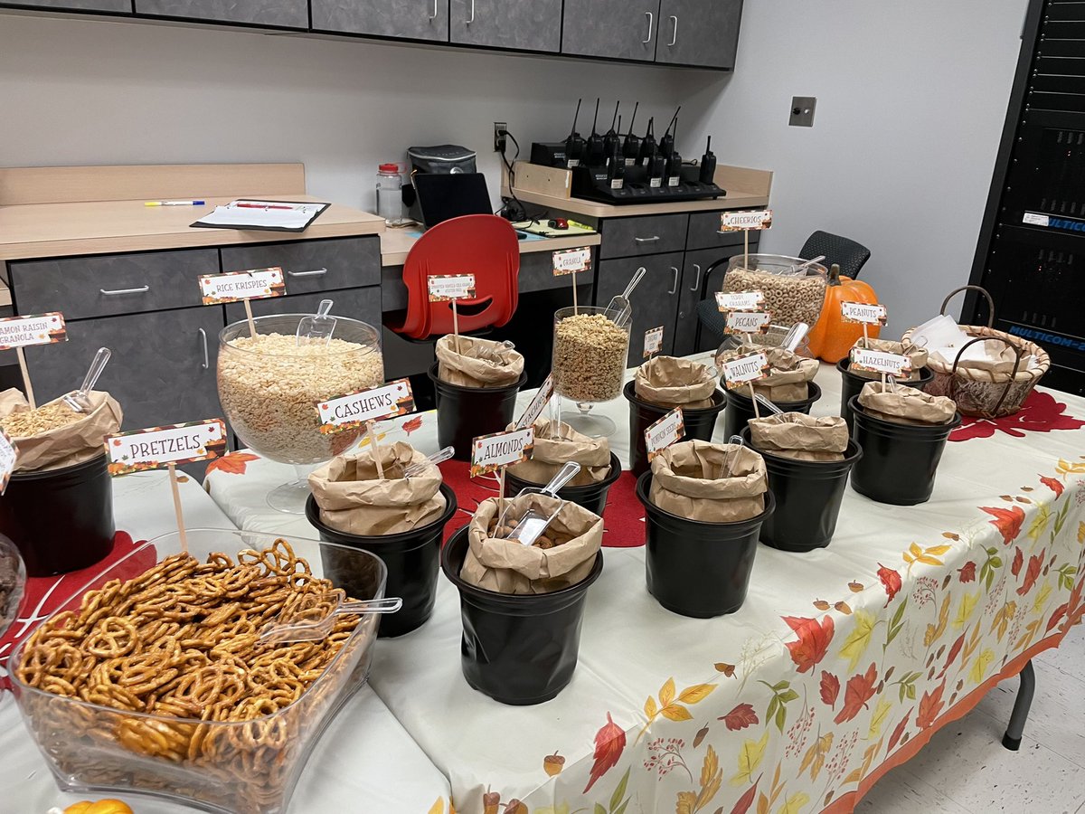 Sperduti_DEHTMS's tweet photo. Huge thank you to our @DonEstridgeHTMS PTSA! This trail mix bar is next level and a wonderful Tuesday treat! https://t.co/g6j2g32mde