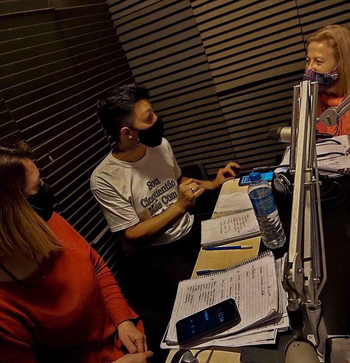 cfl414laplata's tweet photo. Estudiantes del curso de #Locución, junto a su instructora Romina Pacheco continúan con las prácticas profesionalizantes en el estudio de radio de nuestro centro. 
@IPFLpba 
#FormaciónLaboral 
#CFL414 https://t.co/bAcQBFxHhY