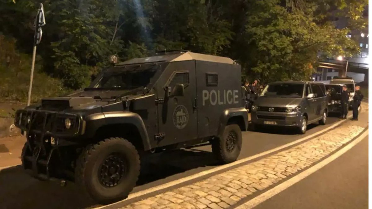 InfosFrancaises's tweet photo. LYON : Des policiers de la BAC ont été pris pour cible par des tirs d'arme à feu lundi soir près d'un point de deal quartier de La Duchère. Pas de blessé. Le RAID a été déployé, des renforts de police sont envoyés à la demande du ministre de l'Intérieur (France Télévisions). https://t.co/fiP4zXOeGU