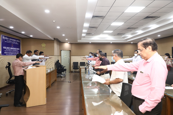 hudcolimited's tweet photo. #vigilanceawarenessweek2021 is being observed from Oct 26- Nov 1 on theme of ‘Independent India @75: Self Reliance with integrity. #DCPHUDCO alongwith #DFHUDCO and #CVOHUDCO administered the #IntegrityPledge to the Officers of HUDCO.
#AzadiKaAmritMahotsav #VAW2021
@CVCIndia https://t.co/y5fgjXSEnL