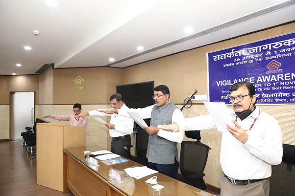 hudcolimited's tweet photo. #vigilanceawarenessweek2021 is being observed from Oct 26- Nov 1 on theme of ‘Independent India @75: Self Reliance with integrity. #DCPHUDCO alongwith #DFHUDCO and #CVOHUDCO administered the #IntegrityPledge to the Officers of HUDCO.
#AzadiKaAmritMahotsav #VAW2021
@CVCIndia https://t.co/y5fgjXSEnL