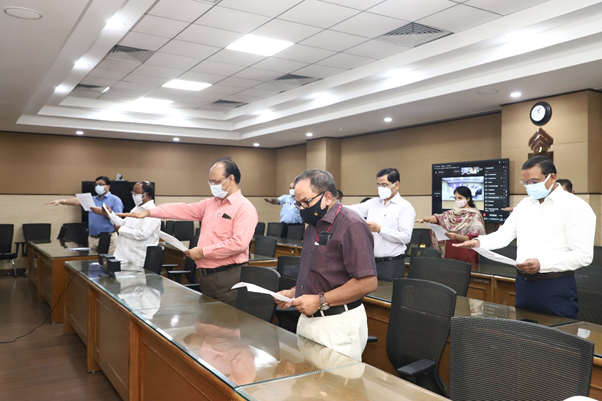 hudcolimited's tweet photo. #vigilanceawarenessweek2021 is being observed from Oct 26- Nov 1 on theme of ‘Independent India @75: Self Reliance with integrity. #DCPHUDCO alongwith #DFHUDCO and #CVOHUDCO administered the #IntegrityPledge to the Officers of HUDCO.
#AzadiKaAmritMahotsav #VAW2021
@CVCIndia https://t.co/y5fgjXSEnL