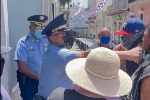 AquiHayMelaza's tweet photo. "Hay policías en Puerto Rico pasando hambre"
- José González, presidente de la Asociación de Policías Organizados.

Ahh pero la Policía de Puerto Rico cuando el pueblo protesta por el bienestar de TODOS (incluyéndolos) : https://t.co/Rjse73X0Ks