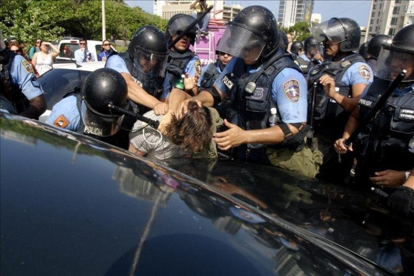 AquiHayMelaza's tweet photo. "Hay policías en Puerto Rico pasando hambre"
- José González, presidente de la Asociación de Policías Organizados.

Ahh pero la Policía de Puerto Rico cuando el pueblo protesta por el bienestar de TODOS (incluyéndolos) : https://t.co/Rjse73X0Ks