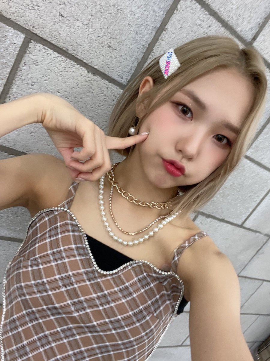 huiyeuon's tweet photo. A Monday which full of blessings. Today we went to The Show and After School Club to promote our comeback, #VIVACE. It was so fun to show various charms from me— Huiyeon. In the future, I’ll show you more various charms from me so please give a lot of interest on @LITCHSUM. ✧ https://t.co/jm8j3oKXsV