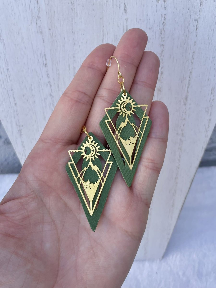 TheOpalLotus's tweet photo. Lots of cute earrings available!
Orders ship today💛🌸✨

https://t.co/XBCOxyOECf https://t.co/t4DJFBDZ1a