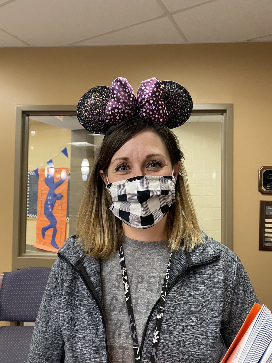 LingleAveElem's tweet photo. Mrs. Smith’s favorite color? Sparkly purple, of course! #favoritecolorday #RedRibbonWeek2021 https://t.co/Akld1rTfAS