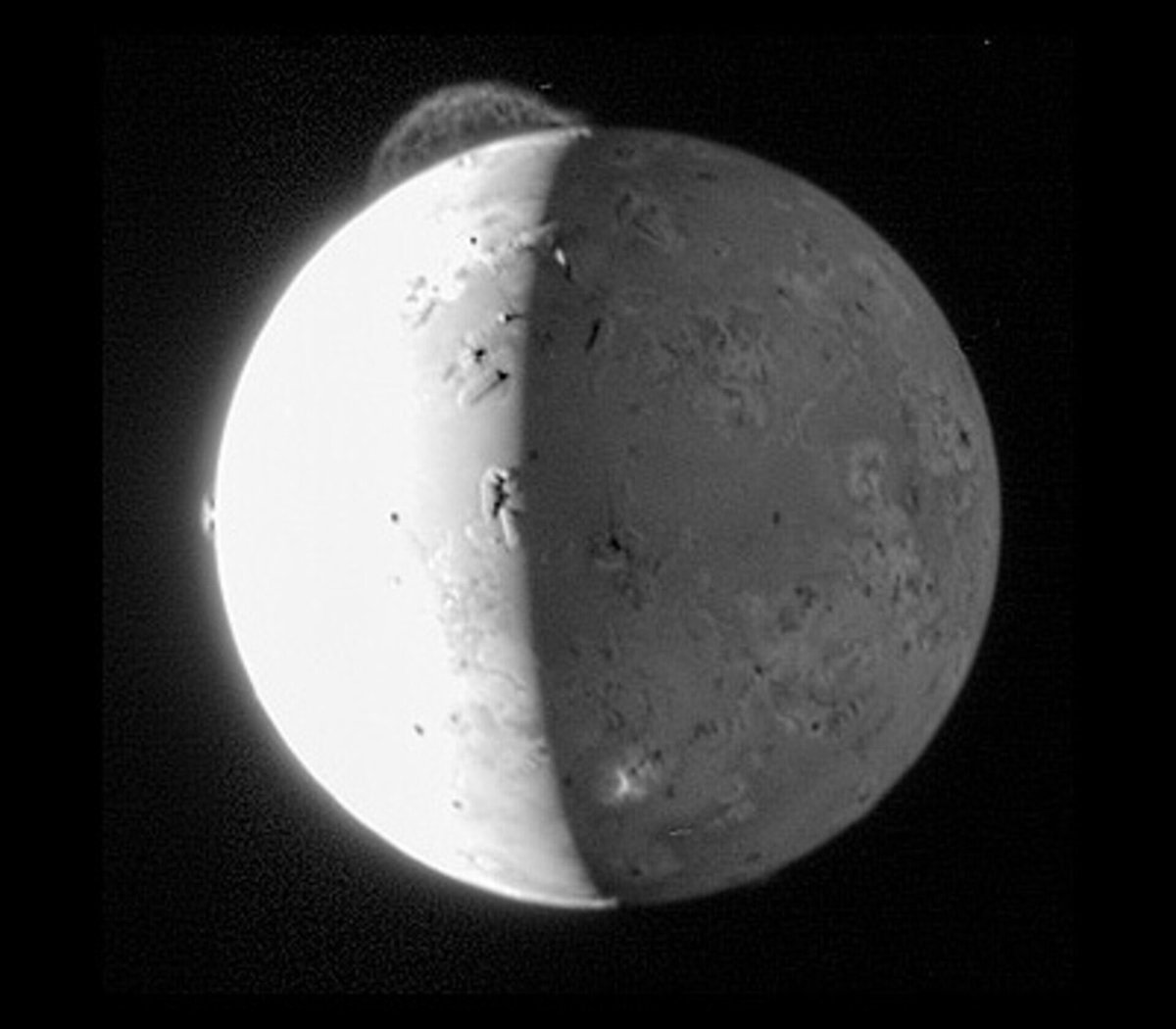 Xavi_Bros's tweet photo. Io is a Jupiter moon with a prominent volcanic activity. 
The tidal forces from Jupiter sure explain why this is the most volcanic object in the Solar System.
Images from NASA’s Galileo &amp; New Horizons probes https://t.co/xBrnnAP2Ij