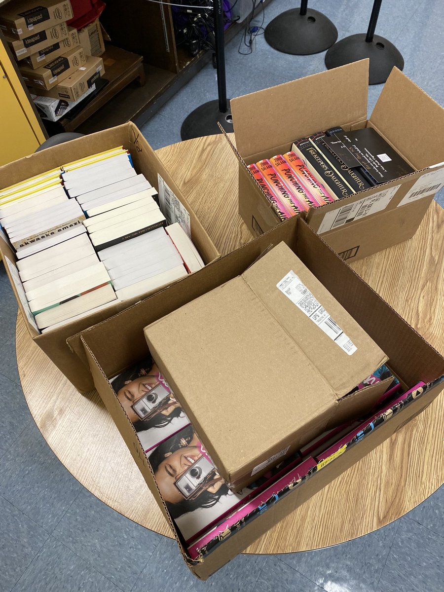 EBHSbookworld's tweet photo. A HUGE thank you to @BooksLikeMe1 for this donation! 60 brand new books for our upcoming “Thankful for Books” giveaway @EastBayHS https://t.co/ZZYnMUtGvr