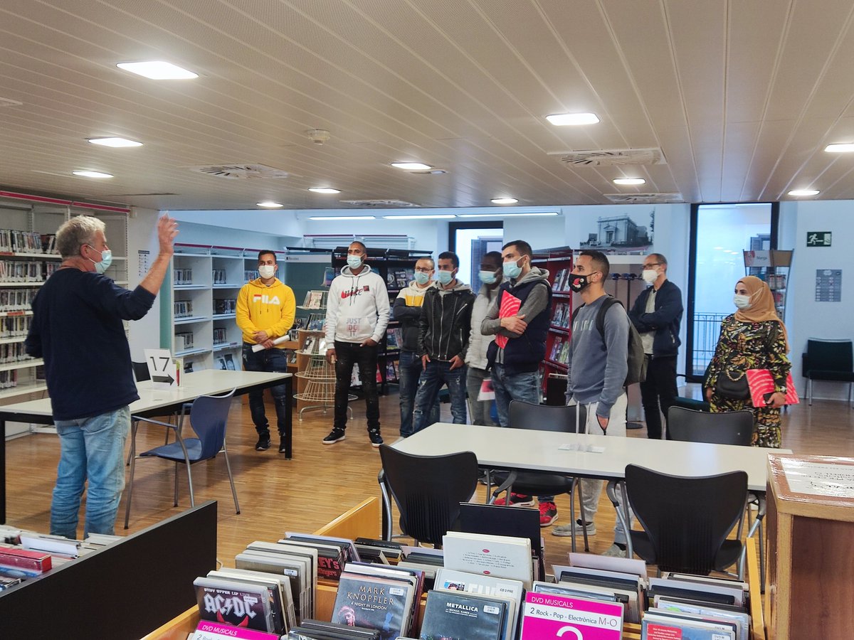 CNLTarragona's tweet photo. Alumnes del Vendrell han visitat la @BiblioVendrell  per conèixer les instal•lacions. Aquesta visita és repetirà la propera setmana, amb la resta d'alumnes dels #cursosdecatalà presencials.

@cpnlcat @llenguacatalana https://t.co/8ABtmFay3S