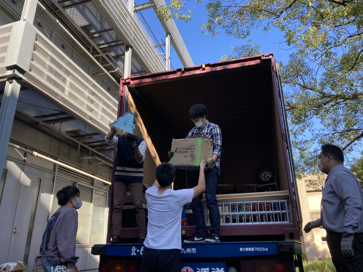 kitformula's tweet photo. 昨日の午後にマシンのコンテナへの積み込みをしました
浜松で開封するまで暫しの別れです
どうか無事で!
#学生フォーミュラ
#九州工業大学
#KITformula https://t.co/sUBZ8l05FT