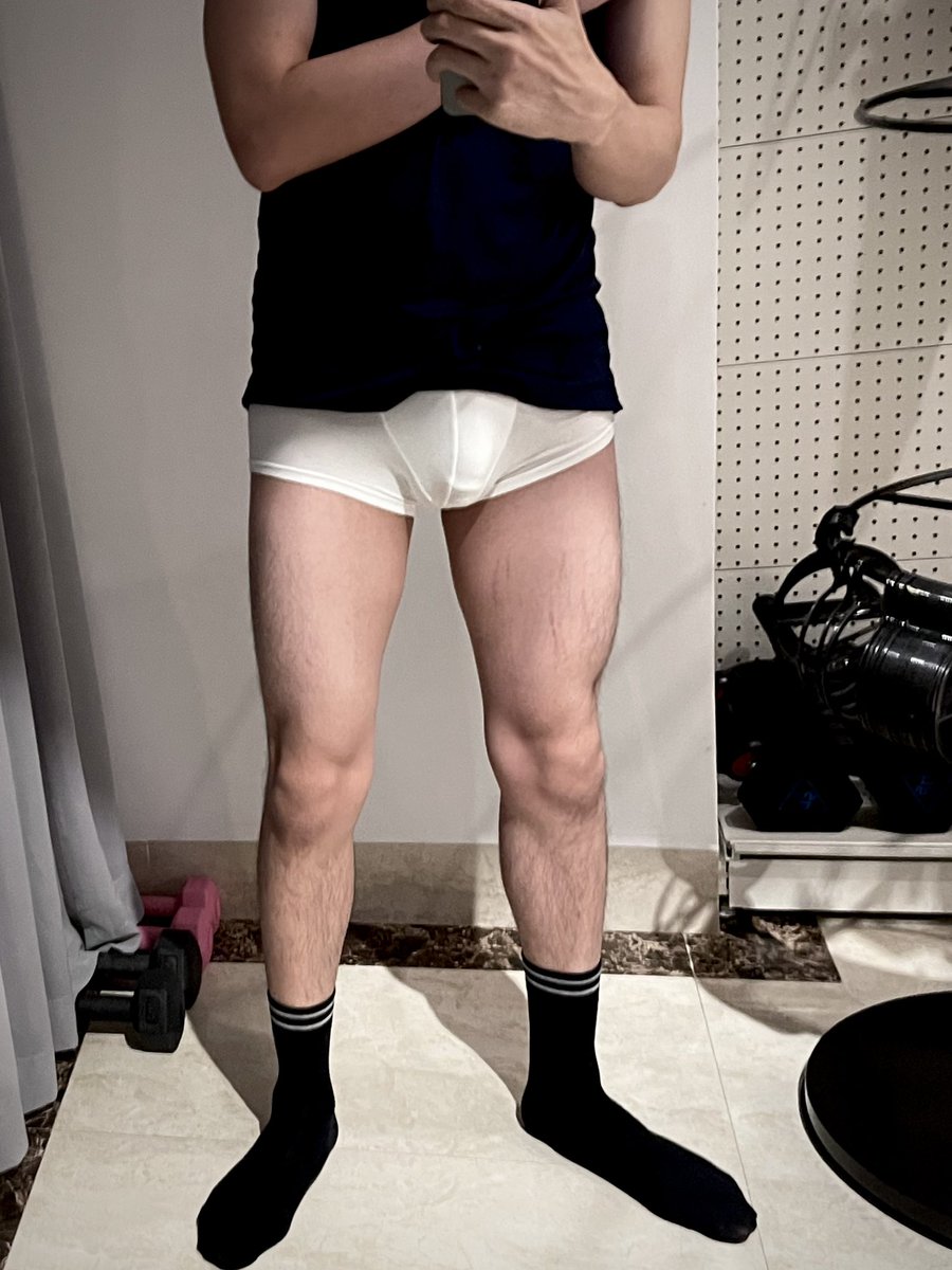 Bulge176's tweet photo. 看看我的大腿肌 https://t.co/ufQqj45vYw