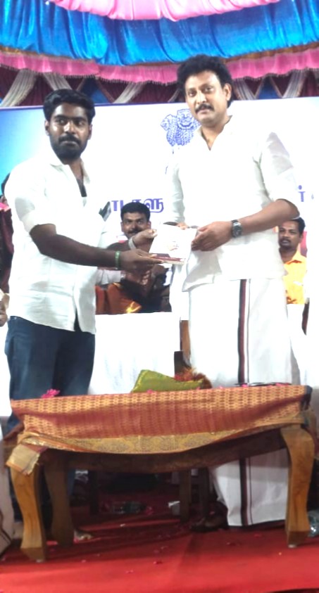 EswarTvs's tweet photo. மயிலாடுதுறை பாராளுமன்ற உறுப்பினர் @SRamalingamMp
அவர்களின் அலுவலக திறப்பு விழாவிற்கு வருகை தந்த  மாண்புமிகு #பள்ளிக்கல்வித்துறை #அமைச்சர் ஆருயி��்💘அண்ணன் @Anbil_Mahesh அவர்களை புத்தகம் கொடுத்து வரவேற்றேன் 
#TVSசிலம்பரசன்DME
ஒன்றிய குழு உறுப்பினர்
ஒன்றிய இளைஞரணி அமைப்பாளர் https://t.co/baKqcni1GA