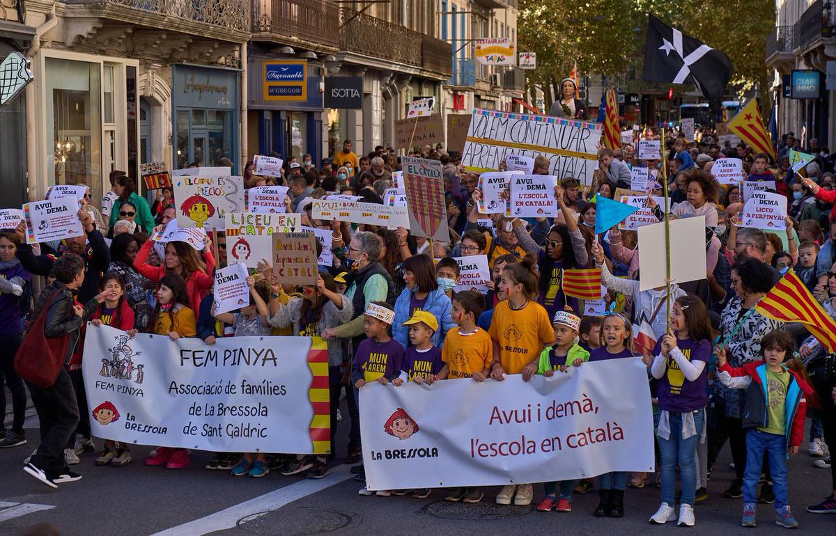 LaBressola's tweet photo. ❗️ Aquest dimarts hem superat les 1️⃣2️⃣0️⃣0️⃣0️⃣ signatures en defensa d'un col·legi-liceu de La Bressola a Perpinyà. 

🙌🏻 Necessitem tot el suport possible per mantenir viu el projecte i exigir a l'Ajuntament la retirada de la preempció

✍🏻 Enllaç per signar: https://t.co/ePQ5fkSOTm https://t.co/4oFGVM4fP1