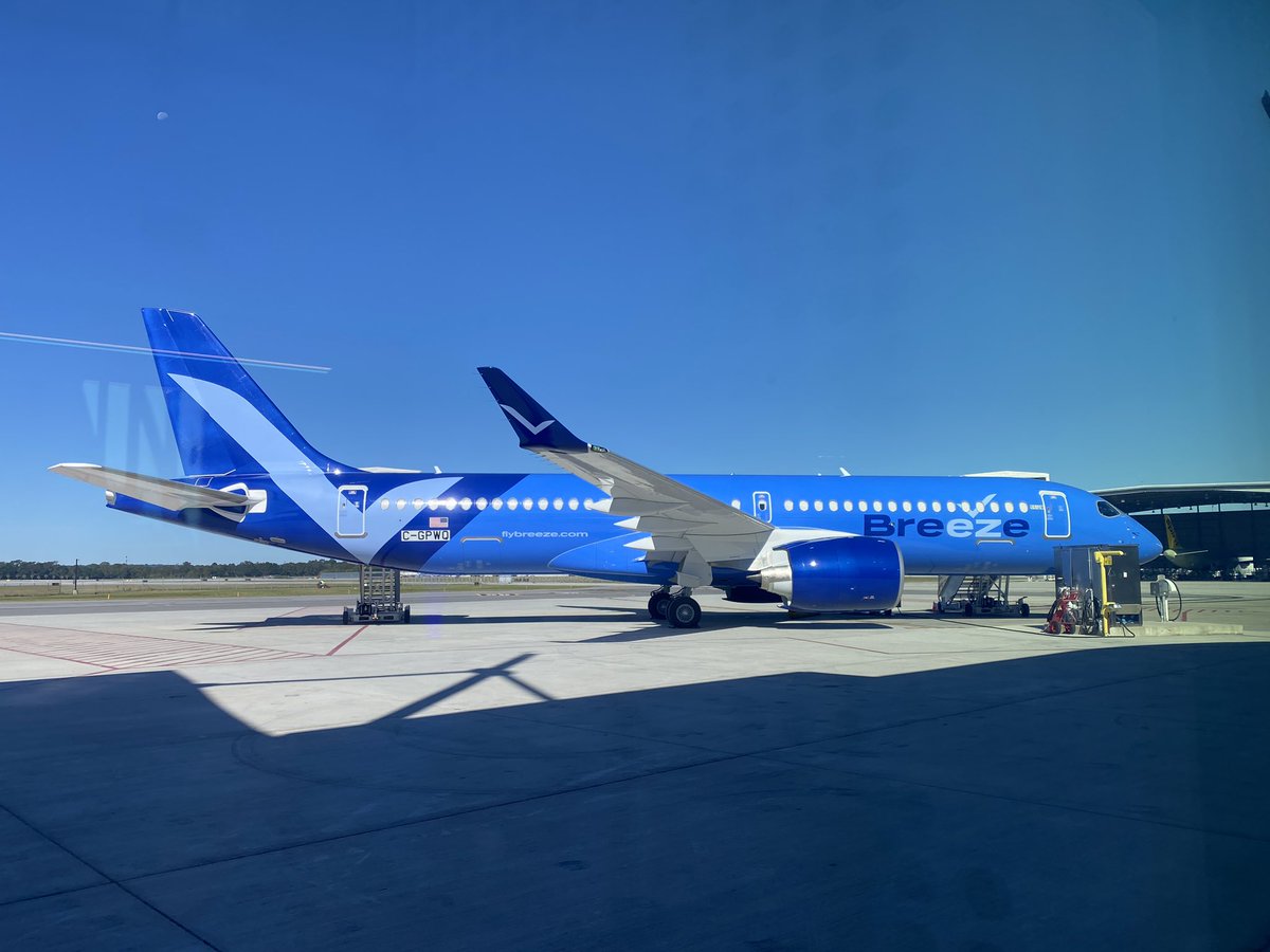 airchive's tweet photo. Welcome to @BreezeAirways unveiling of its first @AirbusInUs #A220-300, reporting for @TheApexAssoc. https://t.co/eo6wxRclFU
