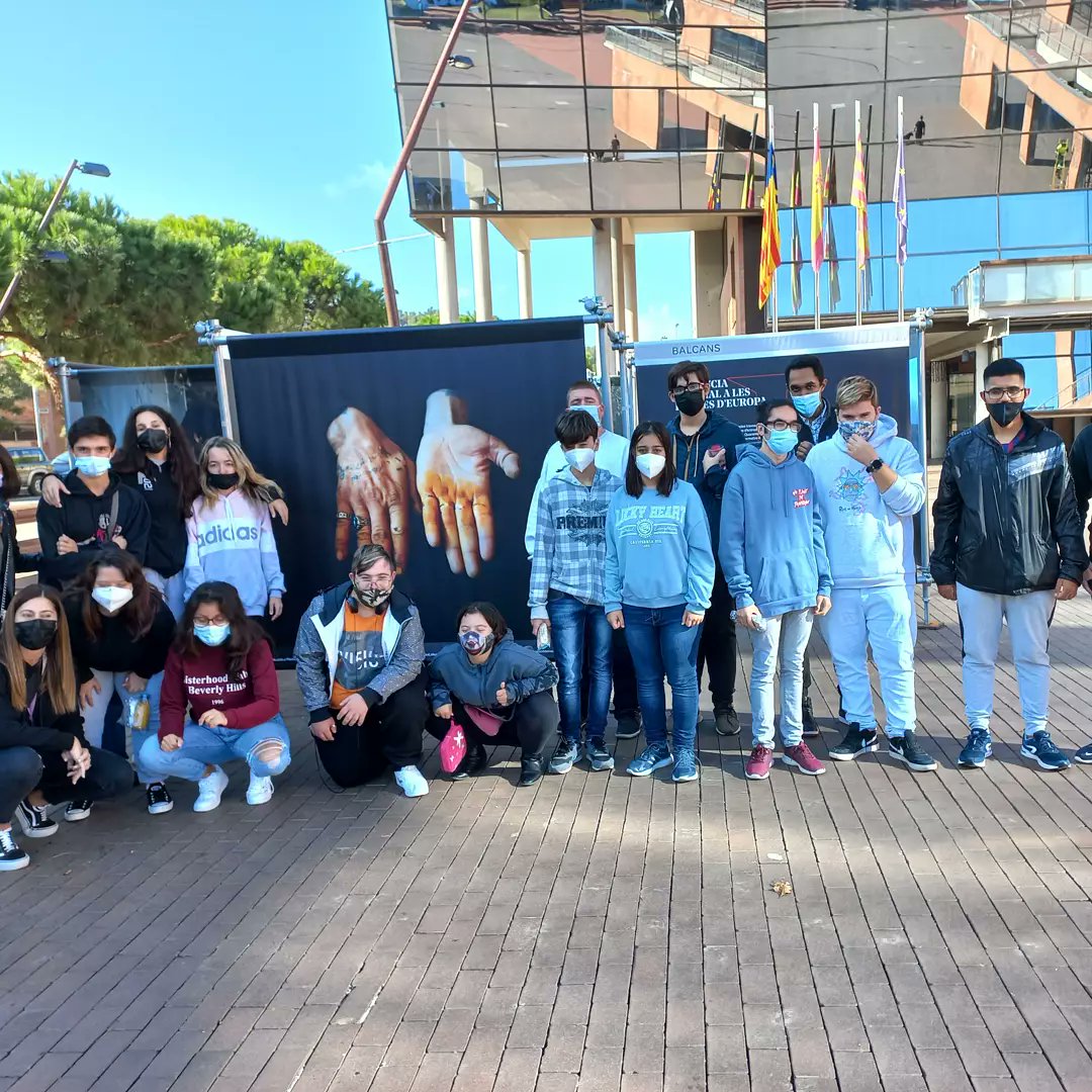 inselcalamot's tweet photo. El passat dilluns els grups IFE2 i IFE3 vam anar a veure l'exposició fotogràfica 📸🖼️ sobre víctimes de discurs d'odi, dins del programa de #GavaMon.
👐 Ha estat molt interessant i alhora impressionant!
#SomCalamot
#IFECalamot
#IFE #femsortides
@aj_gava https://t.co/xrzHGOylmE
