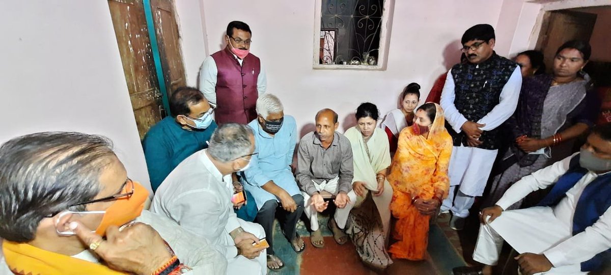 MahalingMukesh's tweet photo. ବହୁଚର୍ଚ୍ଚିତ ମମିତା ମେହେର୍ ହତ୍ୟାକାଣ୍ଡ ଘଟଣା ସମ୍ପର୍କରେ ବାସ୍ତବ ସ୍ଥିତି ଅନୁଧ୍ୟାନ ପାଇଁ ଆଜି ବିଜେପି ରାଜ୍ୟ ସଭାପତି ଶ୍ରୀ @SamirMohantyBJP ଙ୍କ ନେତୃତ୍ବରେ ବିଜେପିର ଏକ ଉଚ୍ଚସ୍ତରୀୟ ପ୍ରତିନିଧି ଦଳ ପୀଡ଼ିତାଙ୍କ ଘରକୁ ଯାଇ ତାଙ୍କ ପରିବାର ବର୍ଗଙ୍କୁ ଭେଟି ସମବେଦନା ଜଣାଇବା ପରେ 1/2

#JusticeForMamita https://t.co/NamHSb7tBF