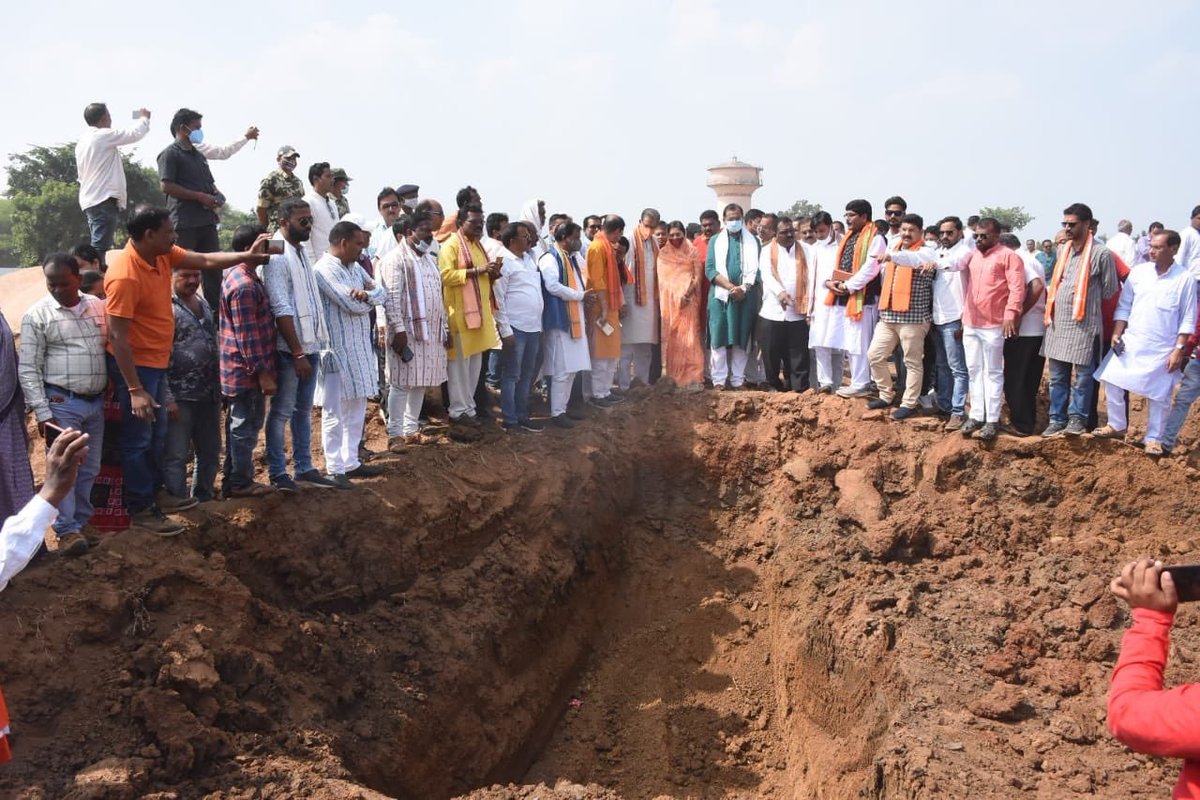 MahalingMukesh's tweet photo. ବହୁଚର୍ଚ୍ଚିତ ମମିତା ମେହେର୍ ହତ୍ୟାକାଣ୍ଡ ଘଟଣା ସମ୍ପର୍କରେ ବାସ୍ତବ ସ୍ଥିତି ଅନୁଧ୍ୟାନ ପାଇଁ ଆଜି ବିଜେପି ରାଜ୍ୟ ସଭାପତି ଶ୍ରୀ @SamirMohantyBJP ଙ୍କ ନେତୃତ୍ବରେ ବିଜେପିର ଏକ ଉଚ୍ଚସ୍ତରୀୟ ପ୍ରତିନିଧି ଦଳ ପୀଡ଼ିତାଙ୍କ ଘରକୁ ଯାଇ ତାଙ୍କ ପରିବାର ବର୍ଗଙ୍କୁ ଭେଟି ସମବେଦନା ଜଣାଇବା ପରେ 1/2

#JusticeForMamita https://t.co/NamHSb7tBF