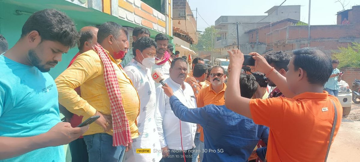 MahalingMukesh's tweet photo. ବହୁଚର୍ଚ୍ଚିତ ମମିତା ମେହେର୍ ହତ୍ୟାକାଣ୍ଡ ଘଟଣା ସମ୍ପର୍କରେ ବାସ୍ତବ ସ୍ଥିତି ଅନୁଧ୍ୟାନ ପାଇଁ ଆଜି ବିଜେପି ରାଜ୍ୟ ସଭାପତି ଶ୍ରୀ @SamirMohantyBJP ଙ୍କ ନେତୃତ୍ବରେ ବିଜେପିର ଏକ ଉଚ୍ଚସ୍ତରୀୟ ପ୍ରତିନିଧି ଦଳ ପୀଡ଼ିତାଙ୍କ ଘରକୁ ଯାଇ ତାଙ୍କ ପରିବାର ବର୍ଗଙ୍କୁ ଭେଟି ସମବେଦନା ଜଣାଇବା ପରେ 1/2

#JusticeForMamita https://t.co/NamHSb7tBF