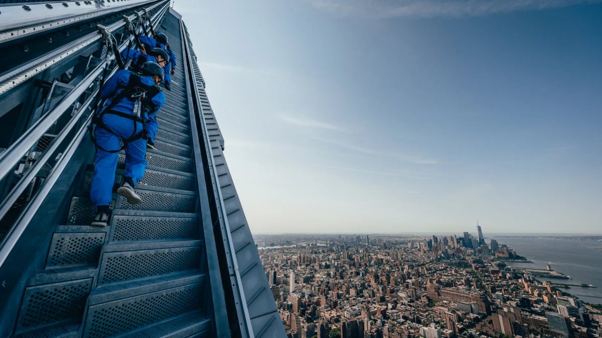 lopedetoledo's tweet photo. Escalar la punta de un rascacielos como actividad de ocio, para tener vistas a medio Manhattan. Esta sí que no me la esperaba. https://t.co/mljhTLCwus