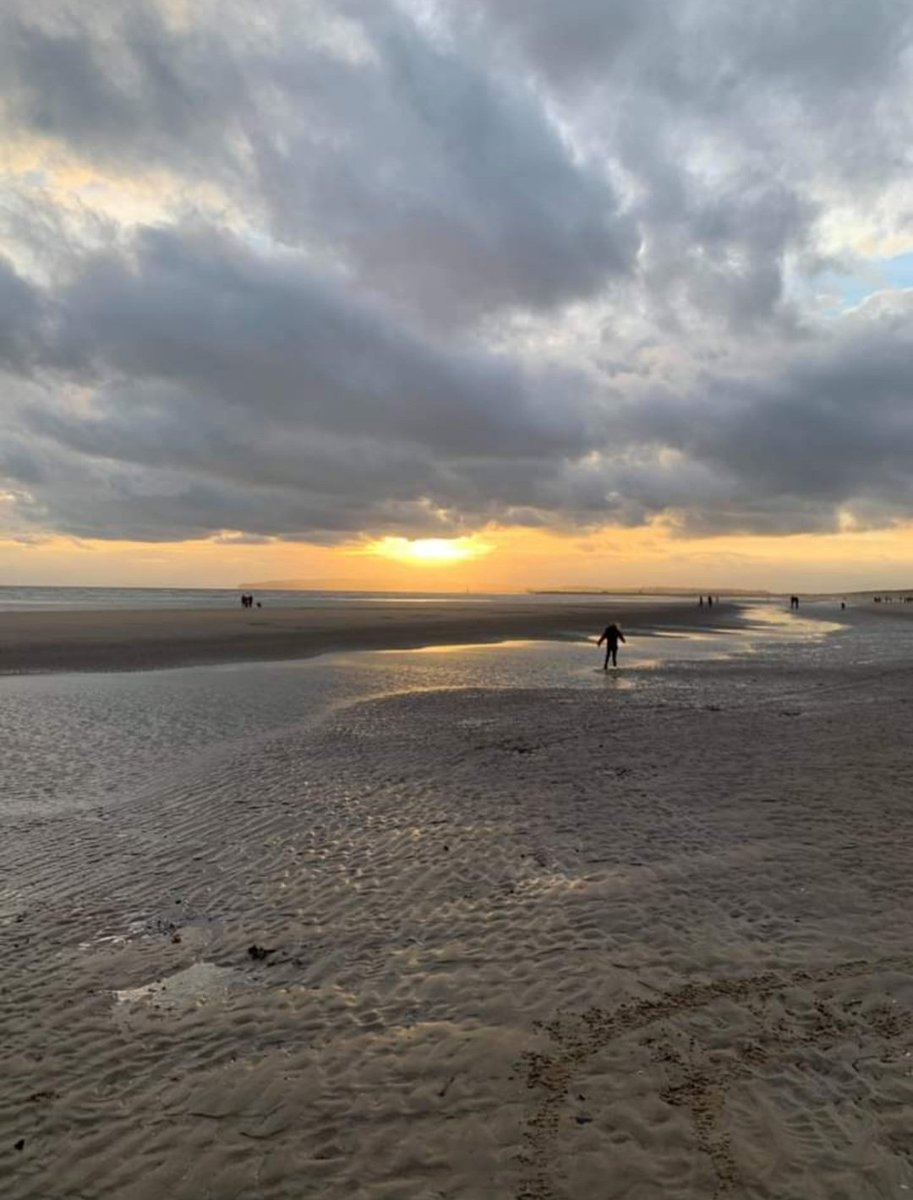 PrimaryButts's tweet photo. D enjoying a stunning walk on Camber Sands #walktober #walktowellbeing https://t.co/4Oya2gcc0C