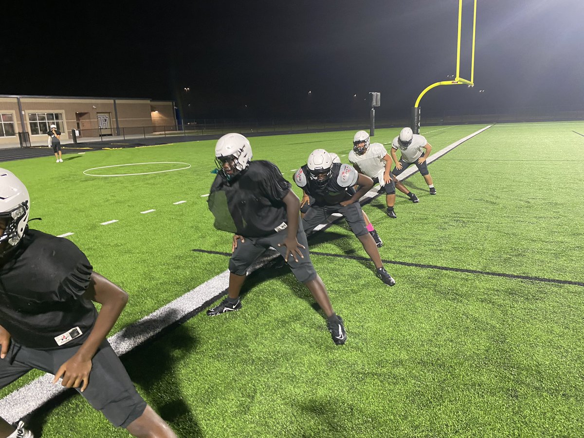hernandezlcisd's tweet photo. Our freshman O-Line and D-Line can sometimes be cordial 😂 It didn’t last long. #ironsharpensiron @RandleHS @trhsathletics1 #dlinedogs https://t.co/gODTJpu3I7