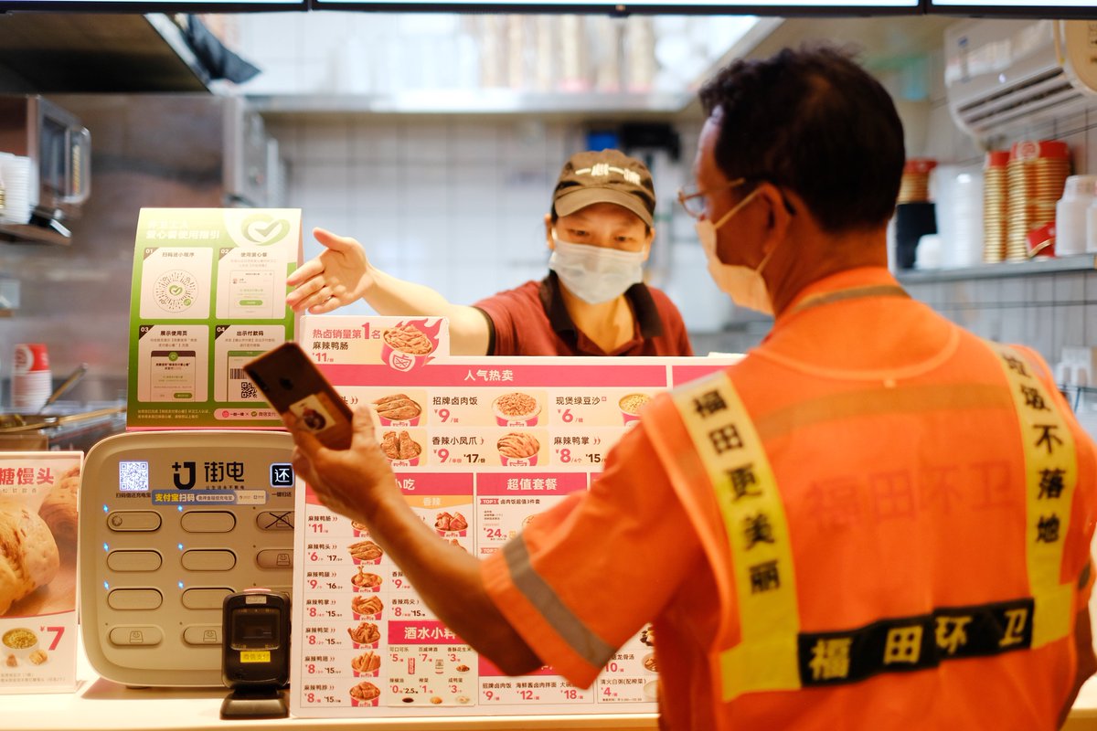 Weixin_WeChat's tweet photo. 🙌To honour cleaners of Shenzhen, #WeChat joined hands with #TencentFoundation and Shenzhen city today to celebrate ‘#CareforCleanersFestival’ by launching a community meal campaign. Cleaners can enjoy a nutritious lunch every week with just RMB 0.01 using WeChat Pay! https://t.co/Iam2eWdgCj