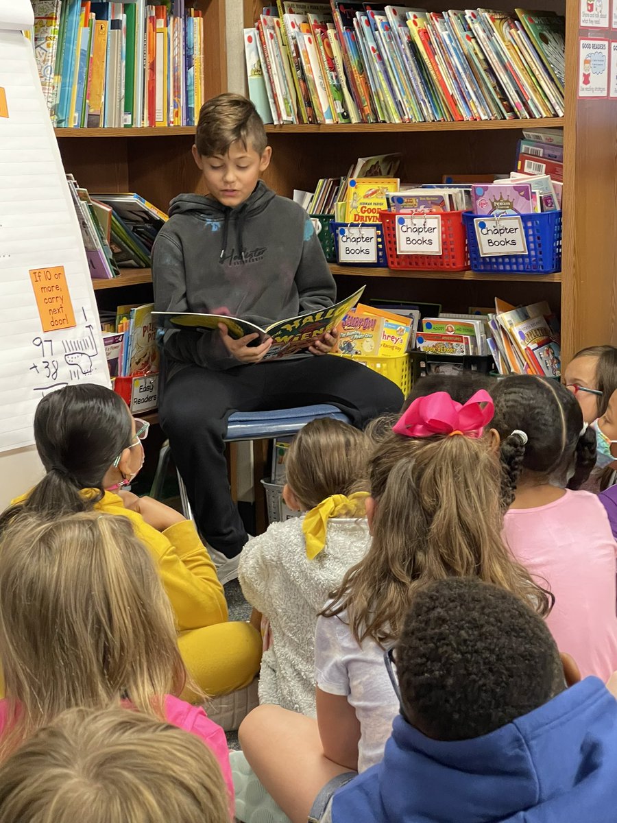 WardenRobinE's tweet photo. I love when former students come and read!  We loved the story!! 🐶 @ChristineBodin5 #myMISD  #minshewcolts https://t.co/voIBbp705t