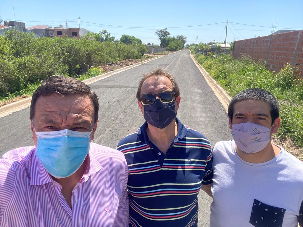 CaffaroOsvaldoR's tweet photo. Recorriendo #MiCiudad.
Hoy en calle Juan B. Justo de barrio Cementerio.
Junto al Gob. Nacional invertimos $19.978.750,94 en esta importante obra de microaglomerado y cordón cuneta y mejoramiento de calles en sus alrededores.
#Zárate https://t.co/Wn4JEjt3L8
