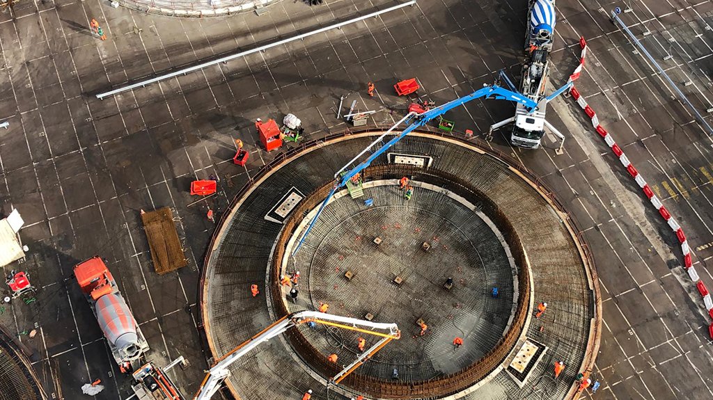 [ ⚡ Semaine spéciale #énergie] Les équipes de notre filiale Bouygues Travaux Publics réalise, en partenariat avec <a href="/SAIPEM_KSA/">SAIPEM_KSA</a> et <a href="/BoskalisNL/">Boskalis Nederland</a>, les fondations des 71 éoliennes du futur parc <a href="/EolienMerFecamp/">Parc éolien en mer de Fécamp</a> pour @EDF_RE 👇